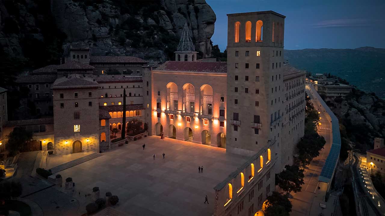 RGBW architectural lighting at the Montserrat Monastery (Barcelona)